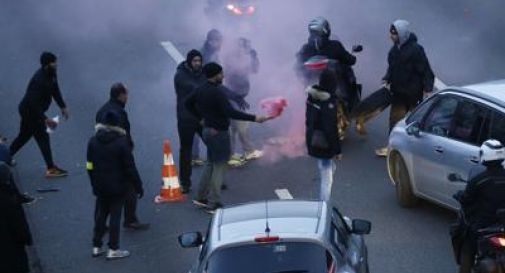 Tassisti contro l'App Uber, scontri a Parigi. Proteste in Italia