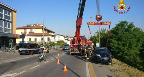 Esce di strada e finisce con l’auto contro un albero