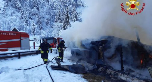 Baita in legno distrutta da un incendio