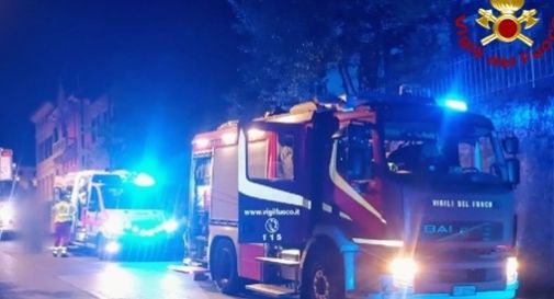 Drammatico incidente domestico: giovane resta infilzato con una gamba su una cancellata