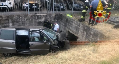 Auto nel canale di scolo, muore il conducente