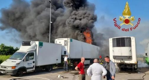 Incendio al materiale plastico dell’azienda, coinvolti anche due mezzi pesanti