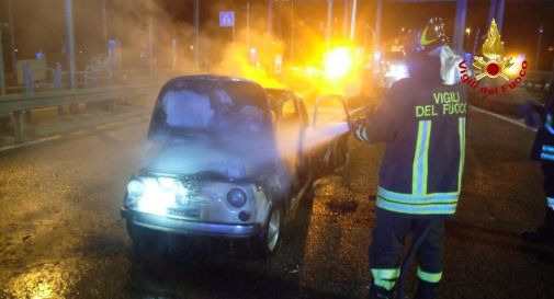 Auto storica a fuoco mentre esce dall’autostrada