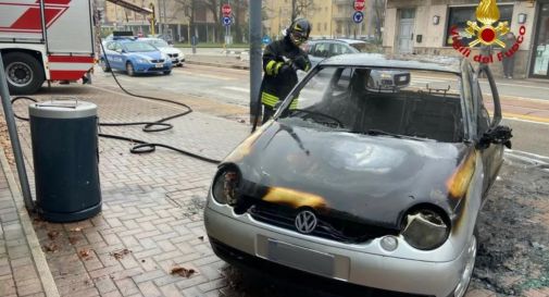 Auto a fuoco in corsa, accosta e si salva