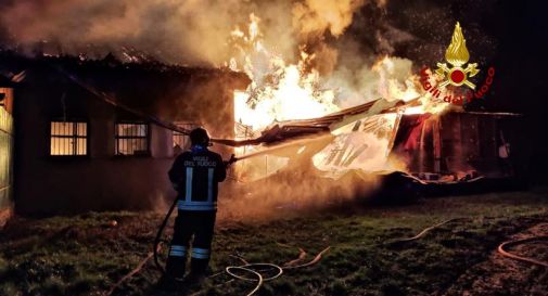 Incendio nel capannone agricolo: l'allarme a mezzanotte