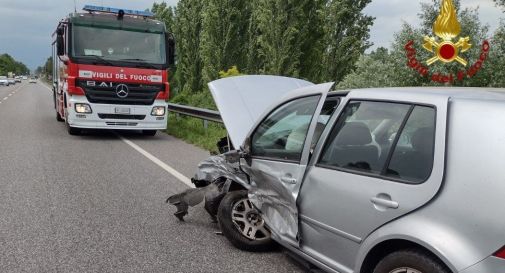 Incidente con tre auto lungo la statale