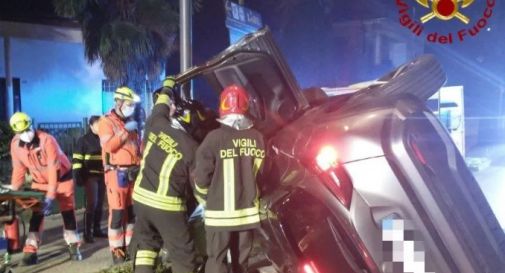 Si cappotta con l’auto nella notte: ragazza ferita