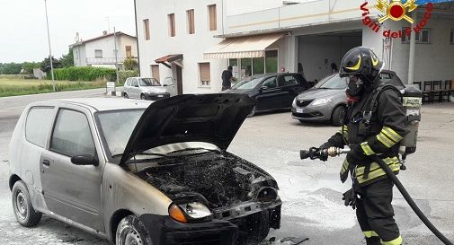 Il motore va a fuoco, lui accosta ma si accorge di essere in una stazione di carburante