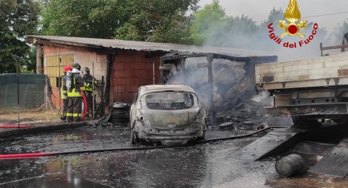 Incendio nel cortile dell’autofficina