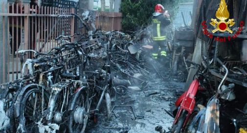 Officina di bici a fuoco: fiamme nel deposito