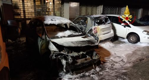 Auto a fuoco, l'allarme nel cuore della notte