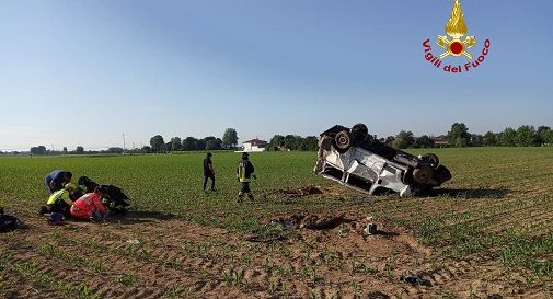 A4, furgone finisce fuori strada e si rovescia