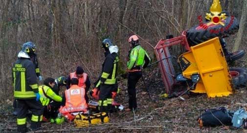 Tragedia durante il taglio delle piante: il trattore si rovescia e lui perde la vita