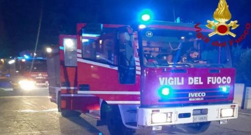 L'auto va a fuoco, i soccorritori riescono a salvare il conducente