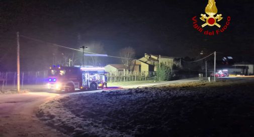 Incendio nella notte: le fiamme hanno intaccato il coperchio di un vicino bombolone interrato di Gpl