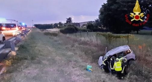 Esce di strada lungo l'A4 e si cappotta nel fosso