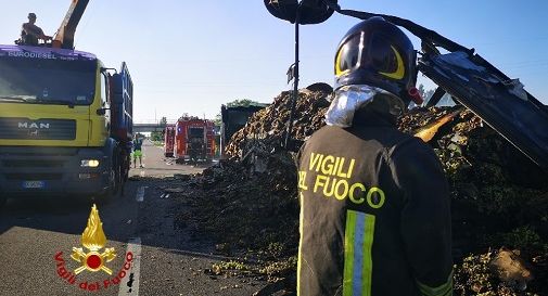 Incendio al camion, in fumo oltre 200 quintali d'uva