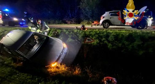 Violento schianto nella notte tra tre auto: un ferito