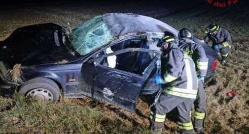 Esce di strada con l'auto e va a finire contro un terrapieno in cemento