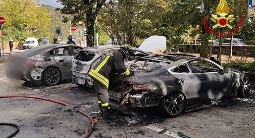 Auto prende fuoco in parcheggio, fiamme e paura per tre vetture