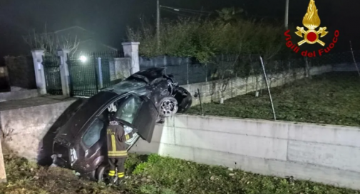 Finisce con l'auto in un fossato, contro un muretto di cemento