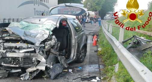 Tremendo frontale tra un'auto e un camion, 20enne molto grave in ospedale