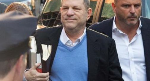 Weinstein arrestato per stupro, paga cauzione ed esce