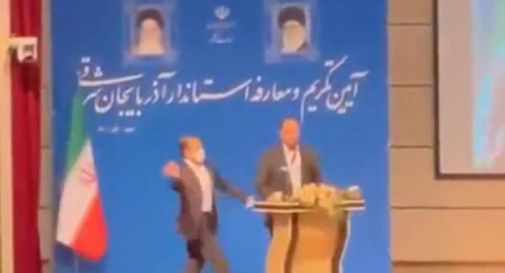 Iran, governatore preso a schiaffi - Video