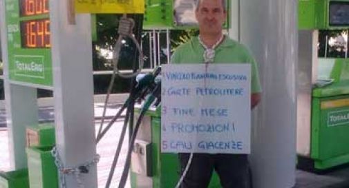 INCATENATO ALLA POMPA DI BENZINA