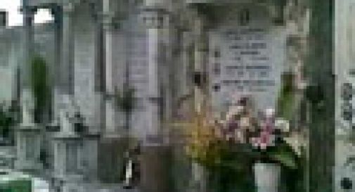 SULLE TOMBE DEL CIMITERO COMPAIONO DELLE 