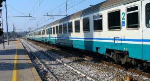 LO FANNO SCENDERE DAL TRENO: SFASCIA CENTRALINA ENEL