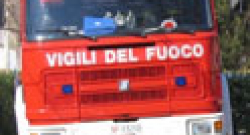 INCIDENTE NELLA NOTTE TRA AUTO E DUE CAMION