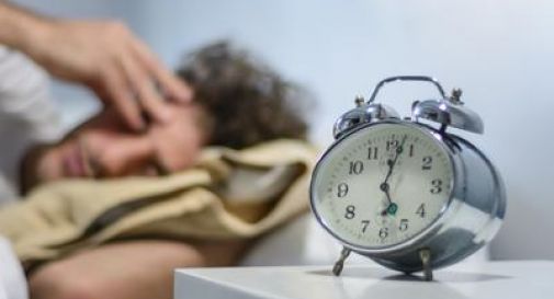 Ora legale, gufi o allodole? Ecco chi soffre di più effetto jet lag e come uscirne.