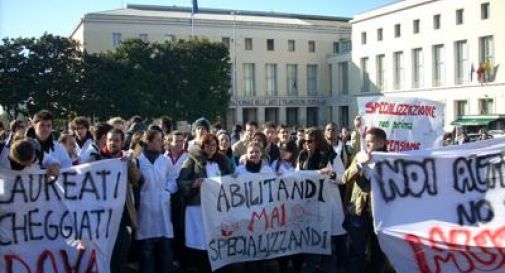 I medici specializzandi scendono in piazza, sit-in a Roma il 10 maggio.