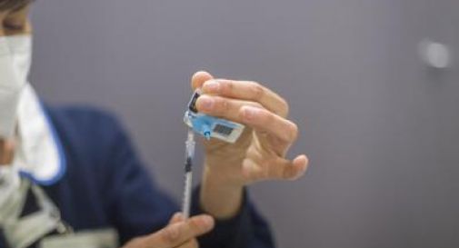 Cancro, primo vaccino personalizzato contro melanoma a pazienti Uk: al via test.