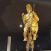Statua dorata di un Donald Trump (nudo) esposta nel Parlamento europeo: l'opera d'arte fa discutere l'aula Statua dorata di un Donald Trump (nudo) esposta nel Parlamento europeo: l'opera d'arte fa discutere l'aula