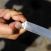 A quasi sette anni va a scuola con un coltello da cucina